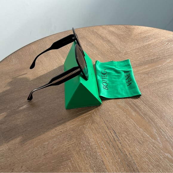 Bottega Veneta Women's DNA Square Acetate 50mm Ladies Sunglasses Black NWT - Picture 5 of 5